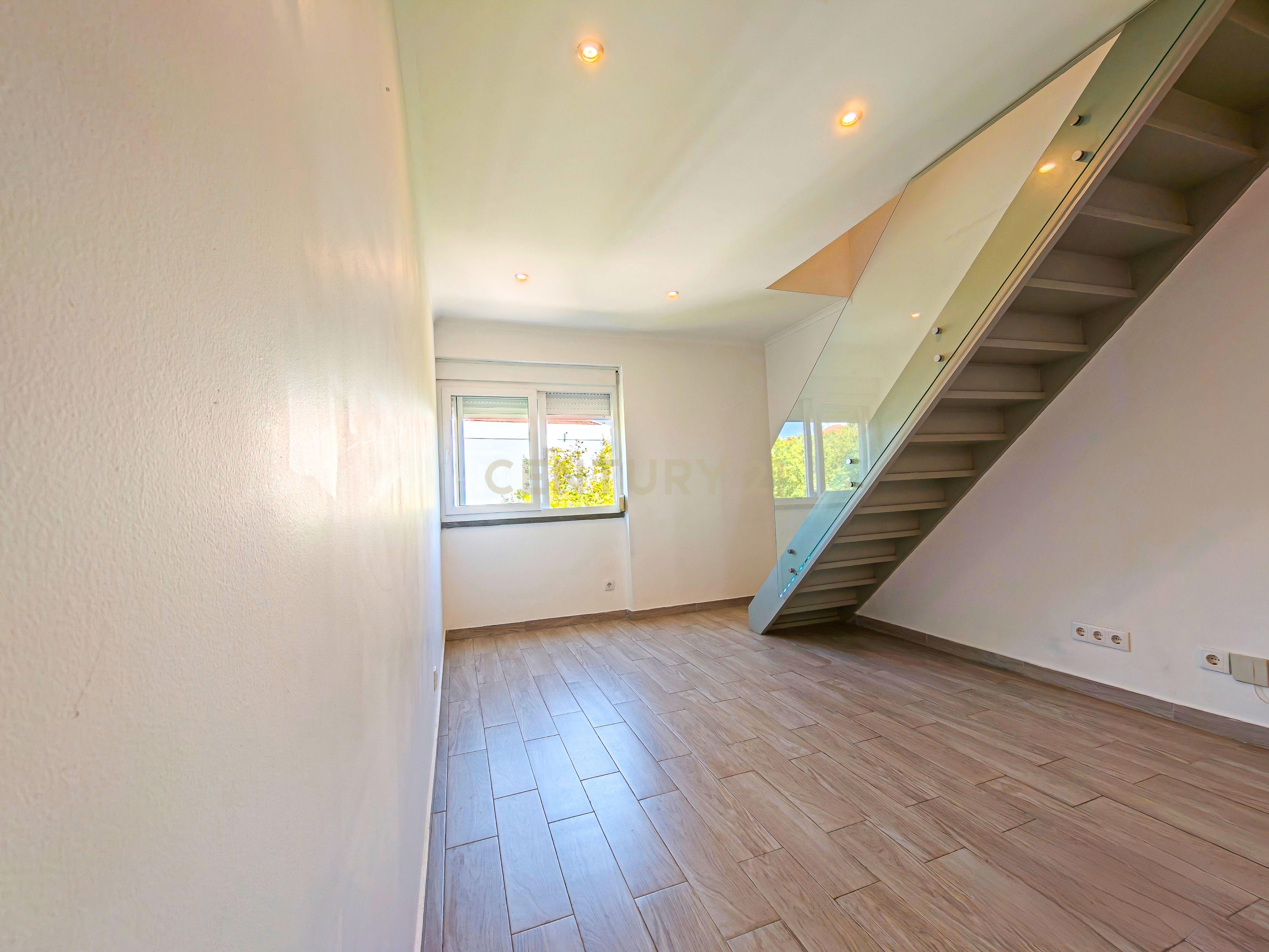 Fotografia 9 de T2 Duplex Remodelado com Espaço Extra no Sótão em Benfica