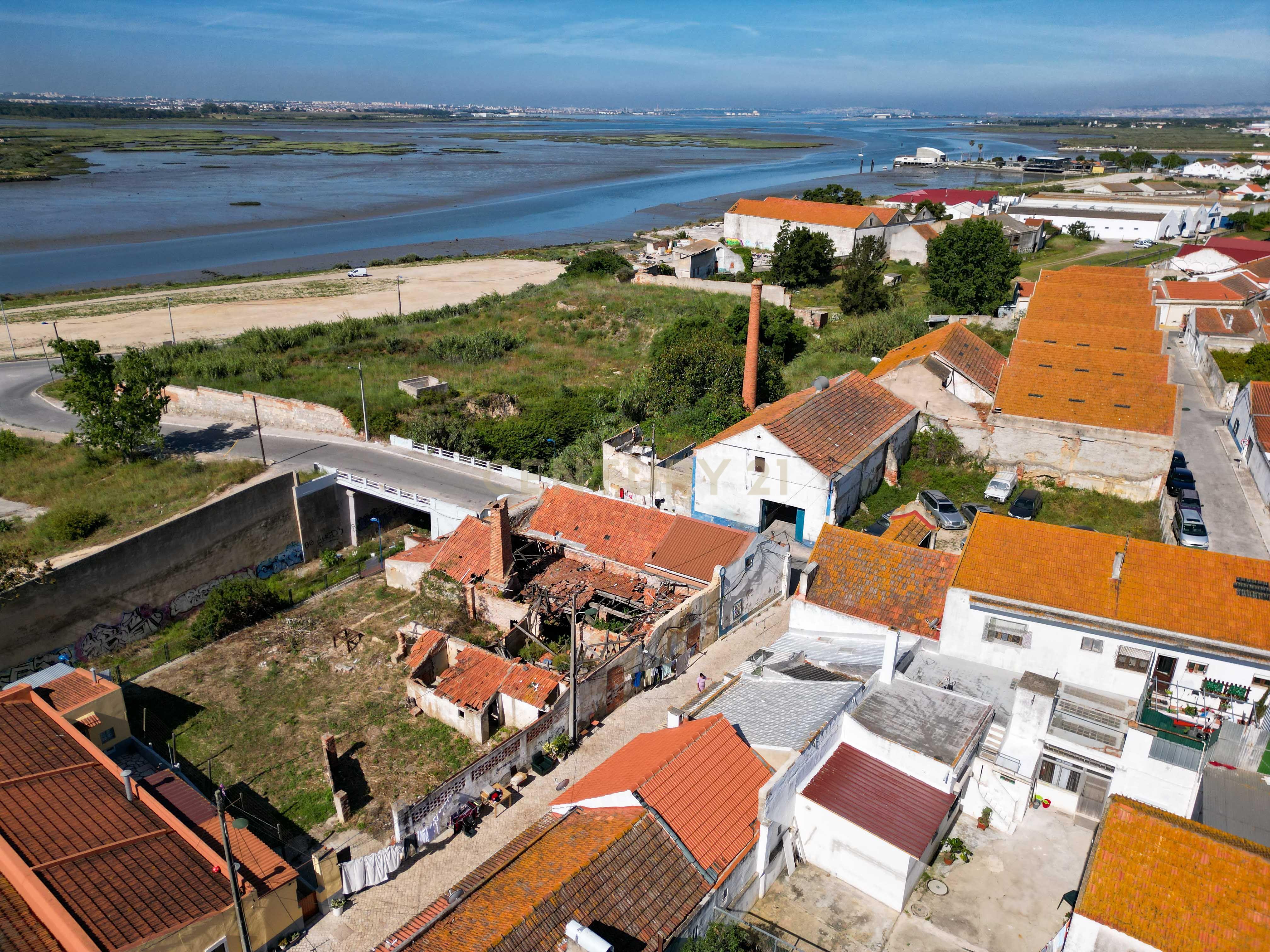 Montijo - Moradia para reconstruir área total de 558 m2. Vista Rio - Image 5