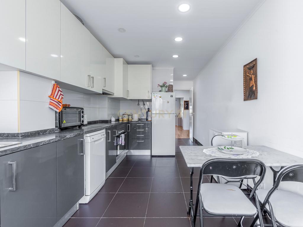 Apartamento T2 renovado para venda na pontinha - Image 6