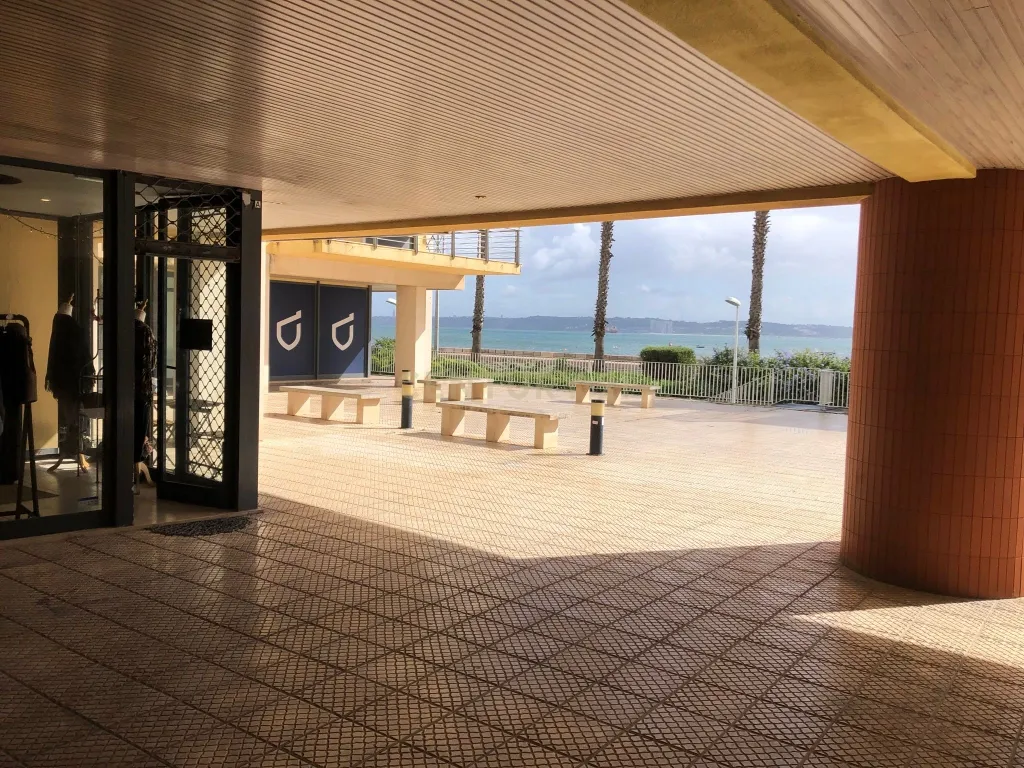 Loja com 24 m2 em Paço de Arcos - Image 8