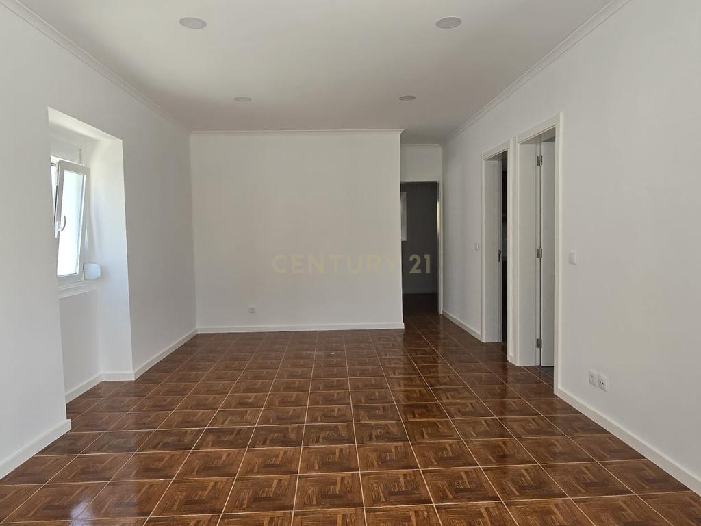 Moradia Renovada T2 em Magoito - Sintra com Terraço e Luz Natural - Image 3