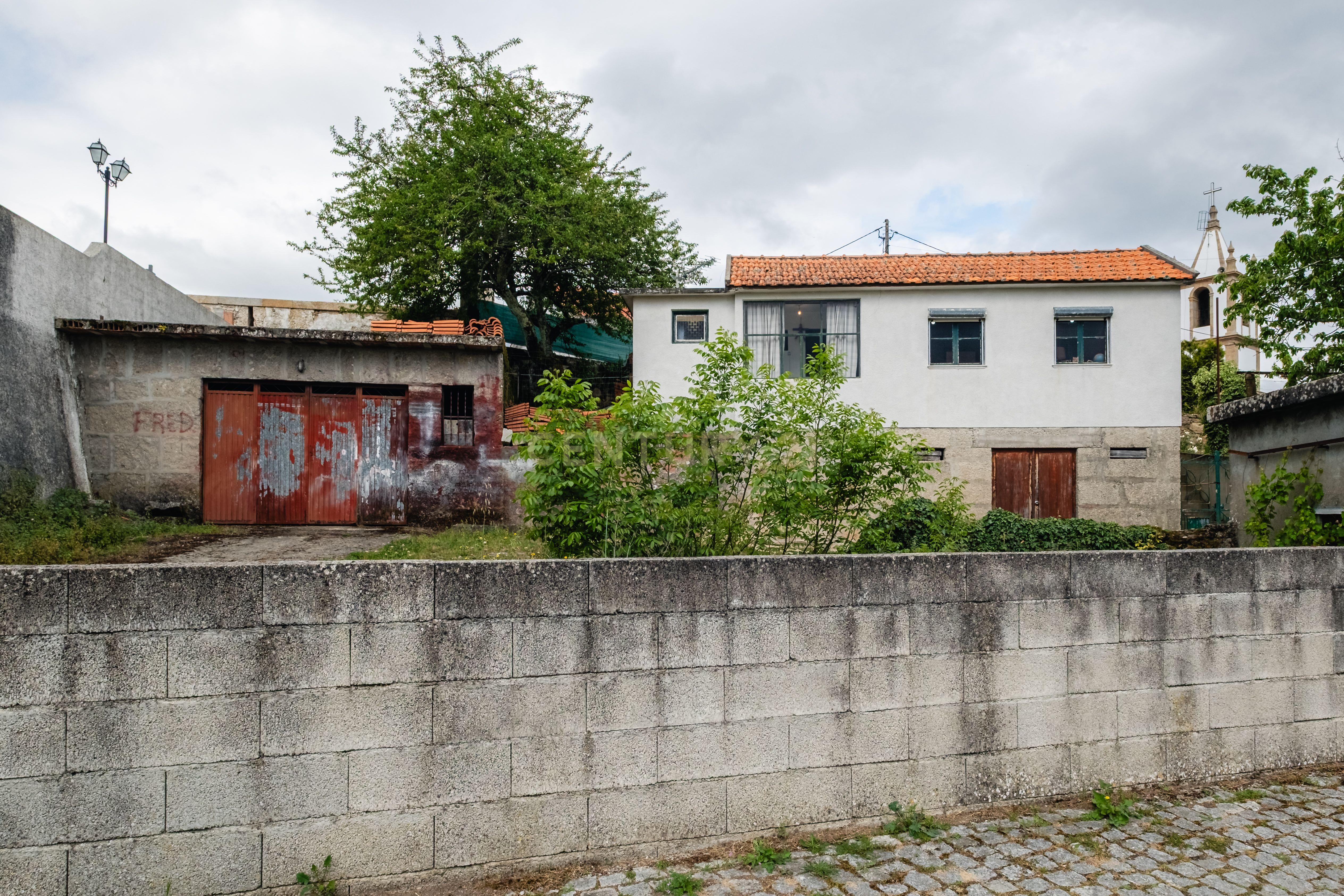 Fotografia 4 de Moradia T2 em Cinfães | Terreno 1.114 m² | Lagar em Pedra | Garagem Fechada