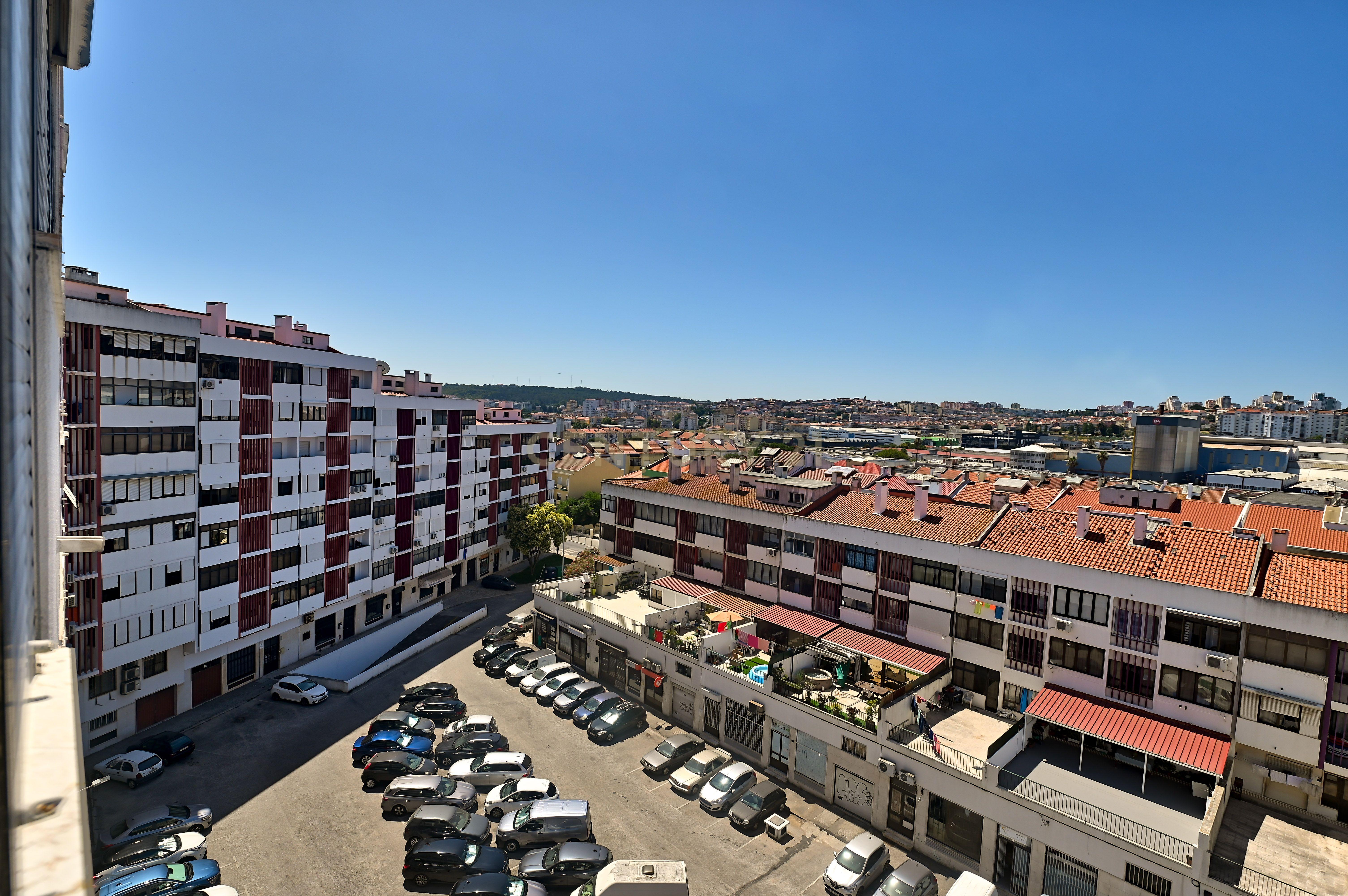 Fotografia 4 de Amplo T2 com Elevador, Vista Panorâmica e a 280 m do Metro Amadora Este - Venda Nova