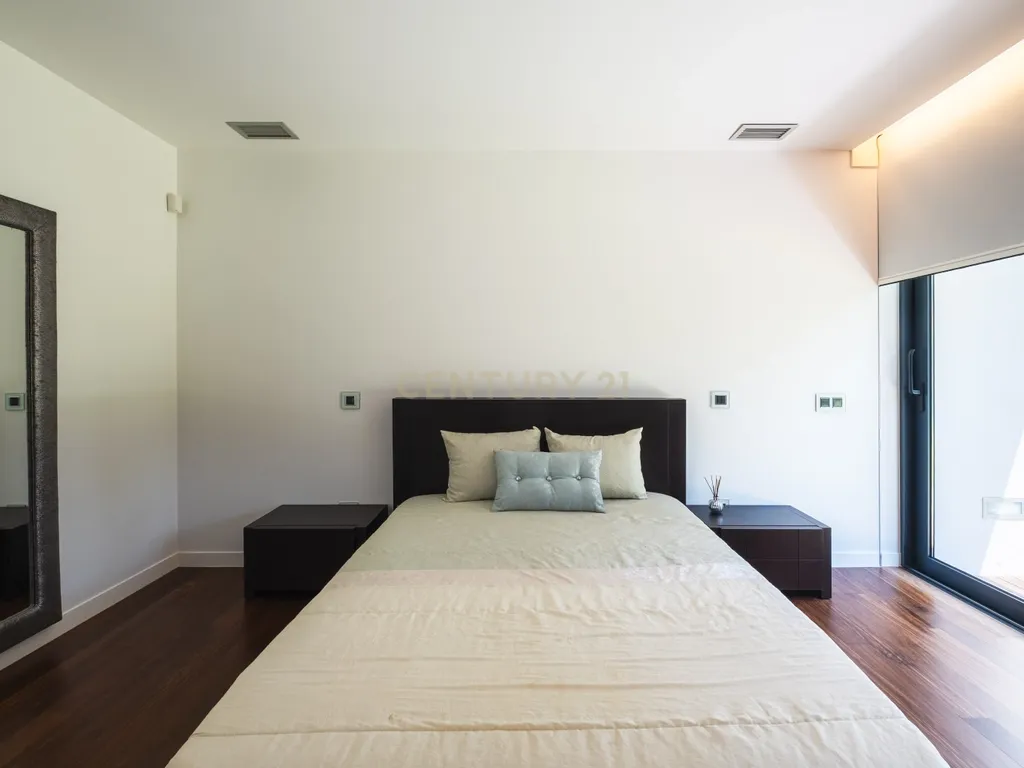 Luxuosa Moradia T4 com Piscina e Vista Panorâmica em Lousada - Image 39