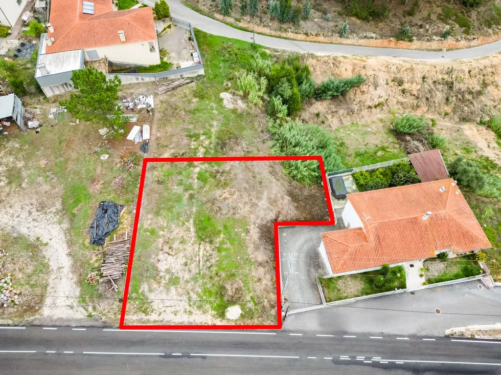 Espaçoso Terreno em Milagres, Leiria - 730m² para Construção - Image 4
