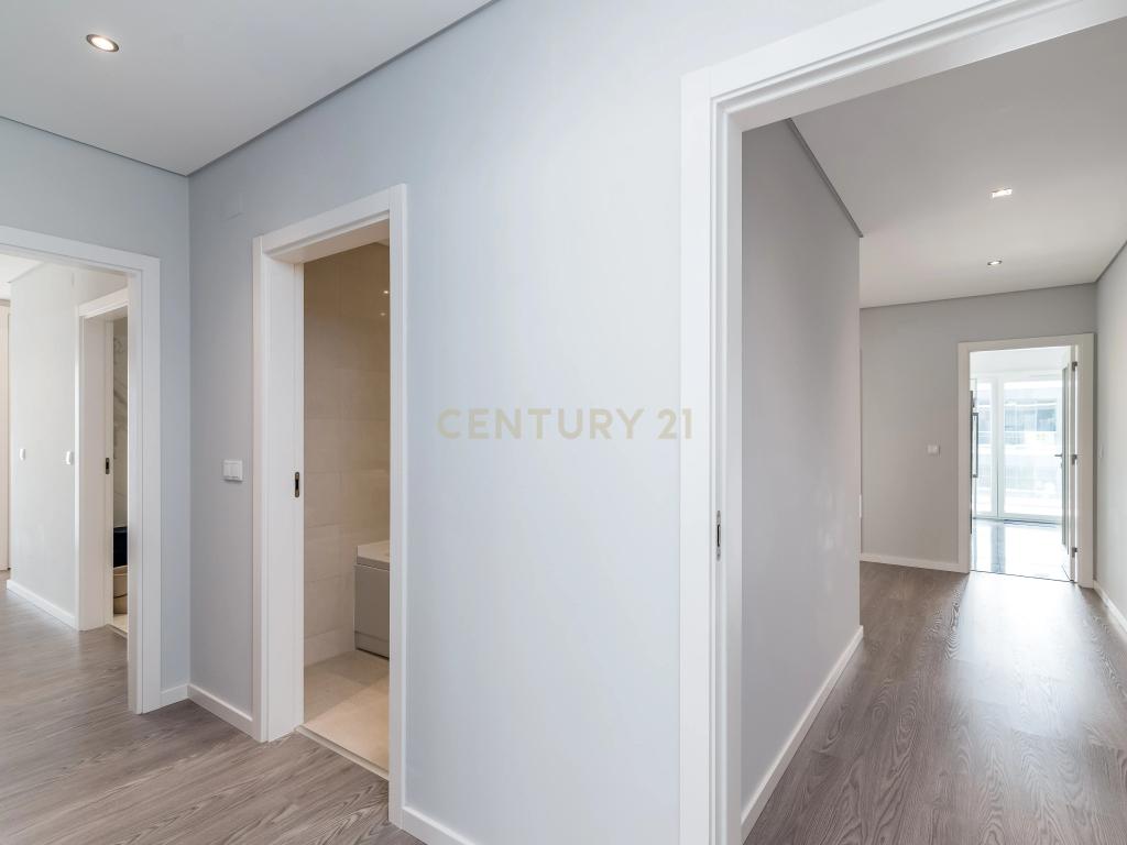 Luxuoso Apartamento T3 em Odivelas com Vista Panorâmica - Image 5