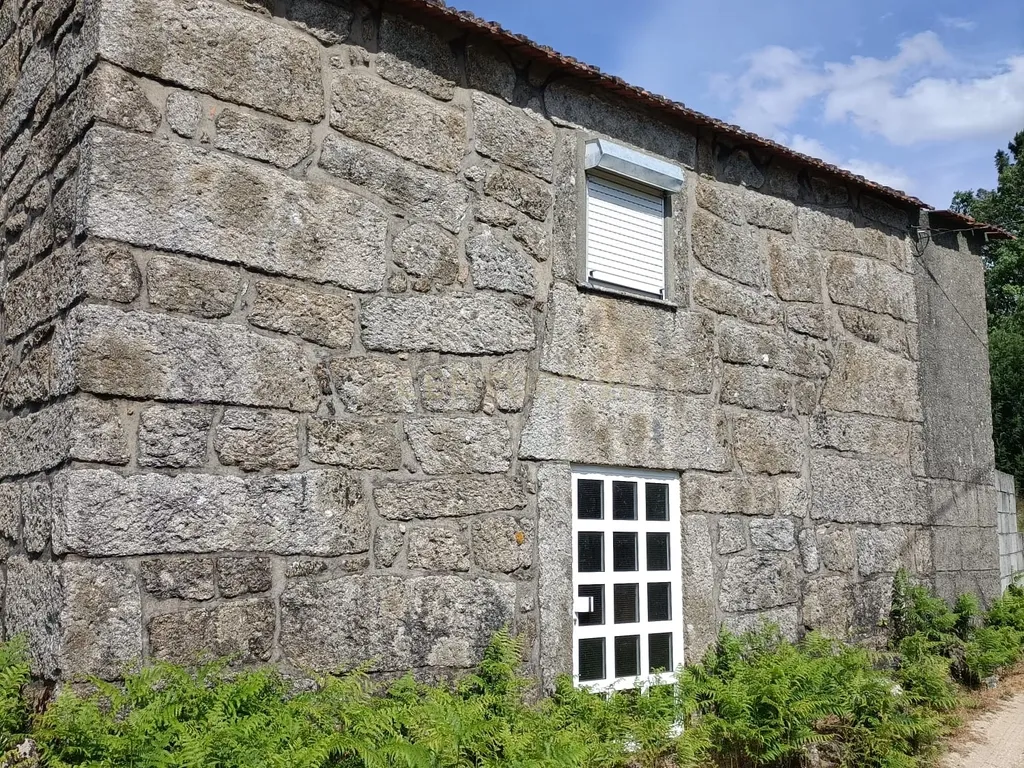 Moradia T3 +2 + Terreno Rústico de 3.700m2 em Fornos de Algodres - Image 3
