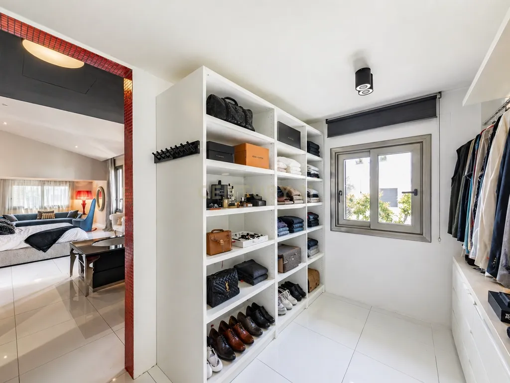 Villa de Design em Segunda Linha de Mar em Sitges com Mobiliário de Marcas de Luxo - Image 45