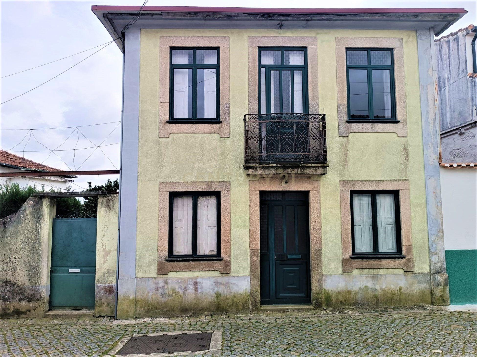 Moradia bifamiliar com cinco quartos, terreno e água para reconstrução no coração da Cidade da Maia, em Gueifaes - Image 2