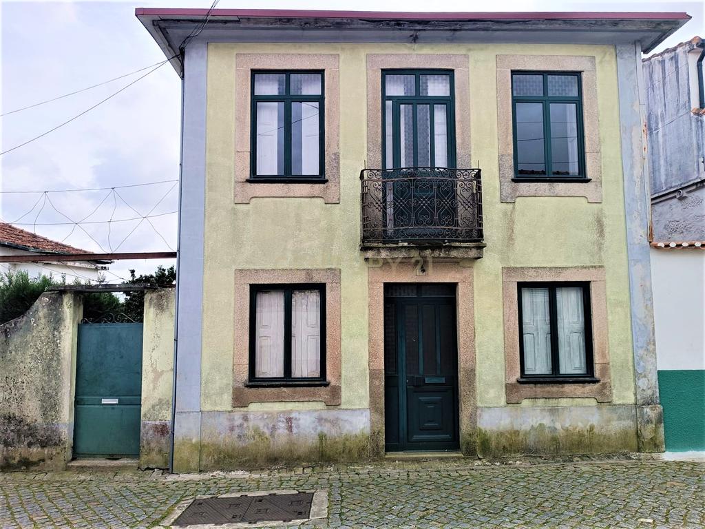 Moradia bifamiliar com cinco quartos, terreno e água para reconstrução no coração da Cidade da Maia, em Gueifaes - Image 2