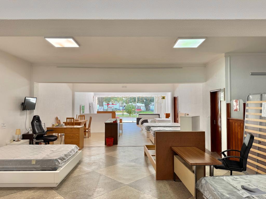Loja com 250m2 no coração da cidade de Santo Tirso  - Image 4