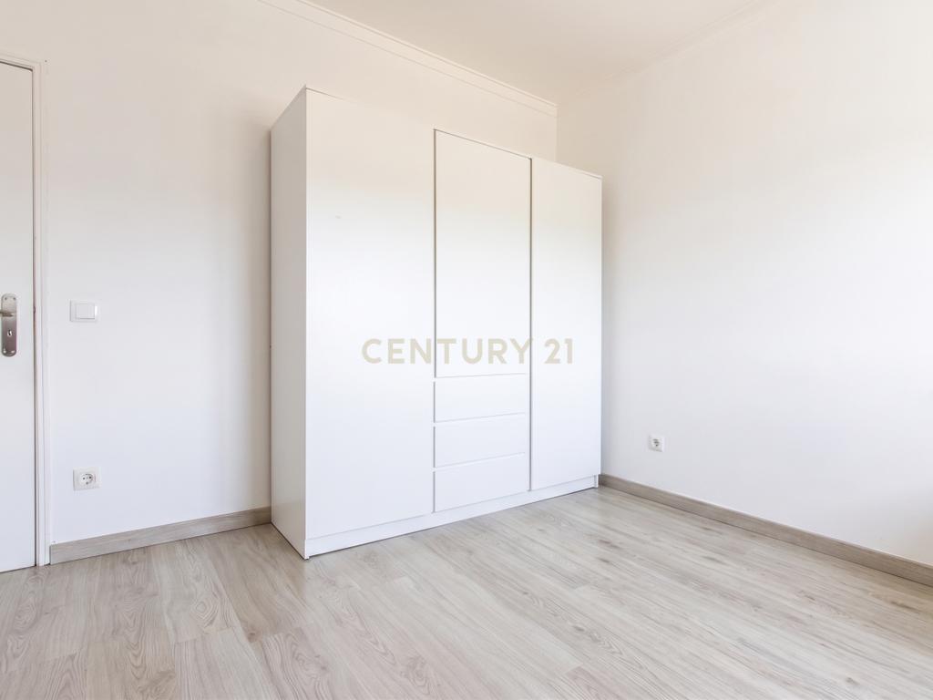 Excelente Apartamento de 4 Assoalhadas com Terraço e Sótão Independente na Quinta do Conde. - Image 19