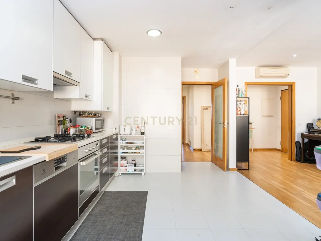 Apartamento T1 com Garagem - Av. Guarda Inglesa - Image 8