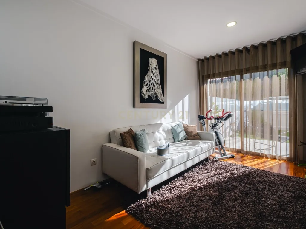 Moradia T4 com 255 m², Suíte Generosa, Jardim e Garagem para 3+ Viaturas | Astromil, Paredes - Image 44