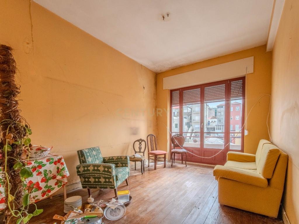 Apartamento T3 para remodelar | Possibilidade de 2 T1 | Centro do Porto - Image 1