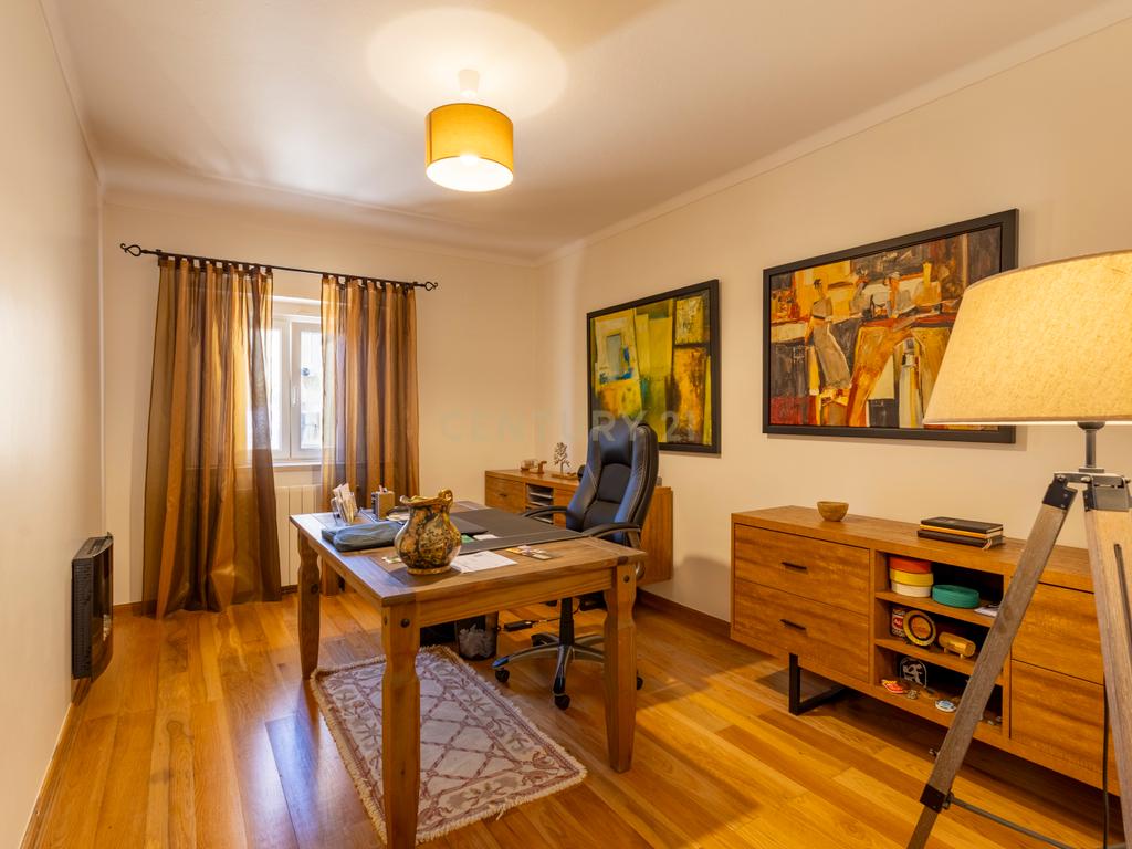 Moradia T5 Térrea com Piscina, Garagem e Lote de 2000 m² – Venda do Alcaide - Image 24