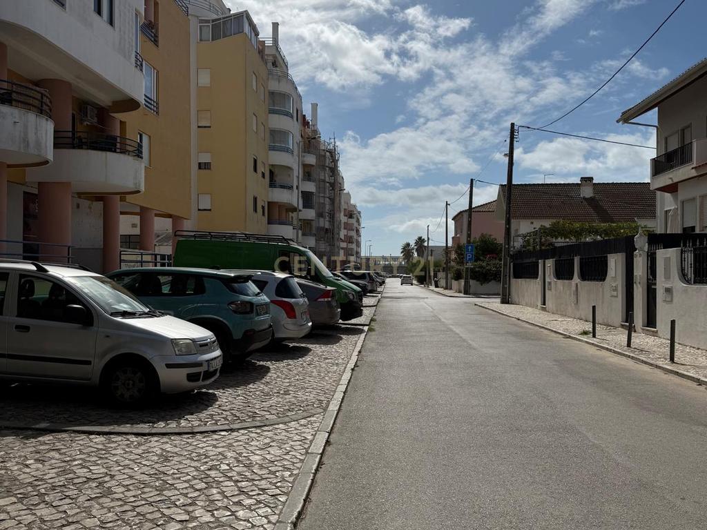 Garagem fechada á venda na Avenida 1º Maio na Costa da Caparica  - Image 4