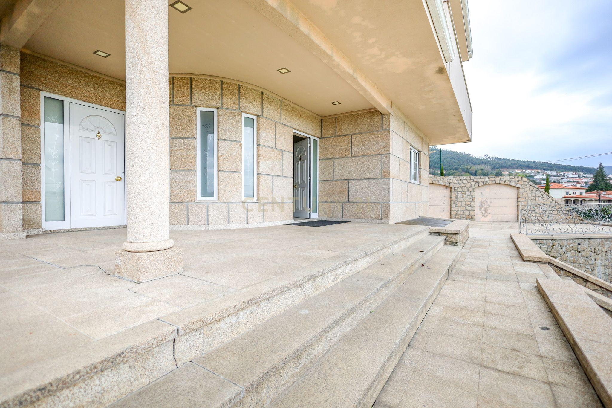 Moradia T4 à venda em Sande (São Martinho), Guimarães — foto 2
