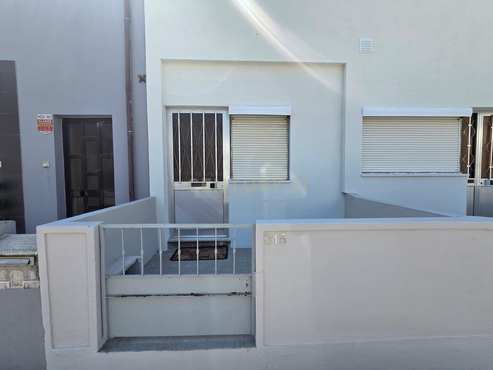 Fotografia 3 de PRÉDIO | 5 APARTAMENTOS | FÂNZERES | ARRENDADO