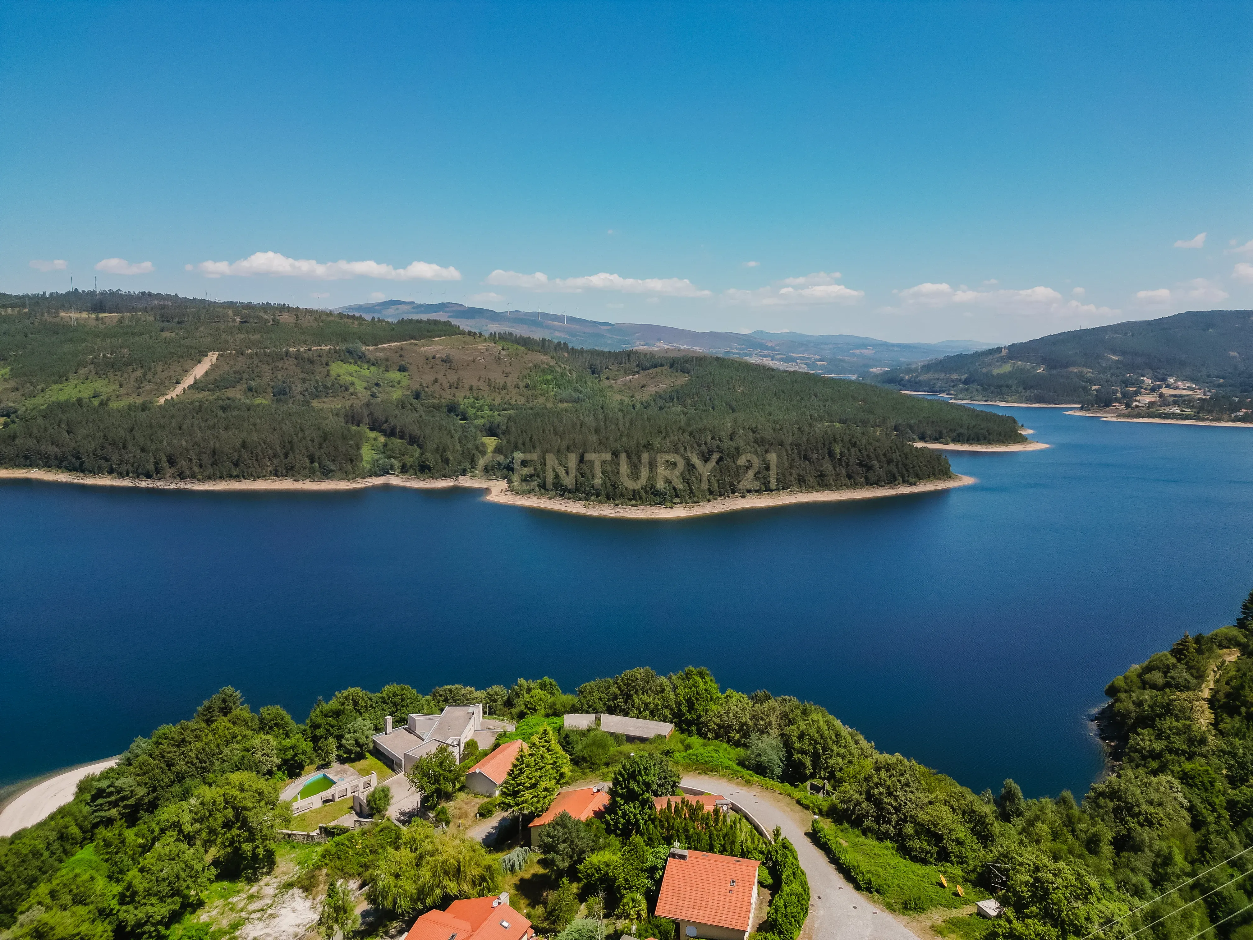 Casa Exuberante T4 com Piscina e Jacuzzi junto ao Rio na zona do Gerês - Image 3