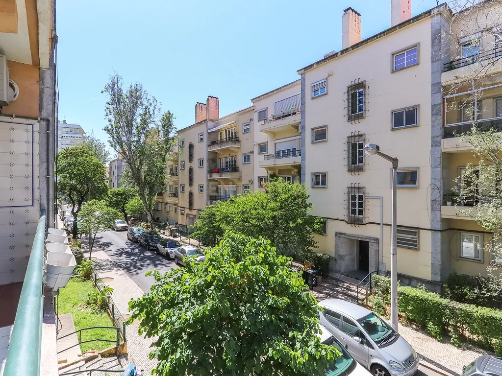Apartamento T3 para arrendamento com varanda junto à Avenida de Roma | Prédio com "arte" - Image 32