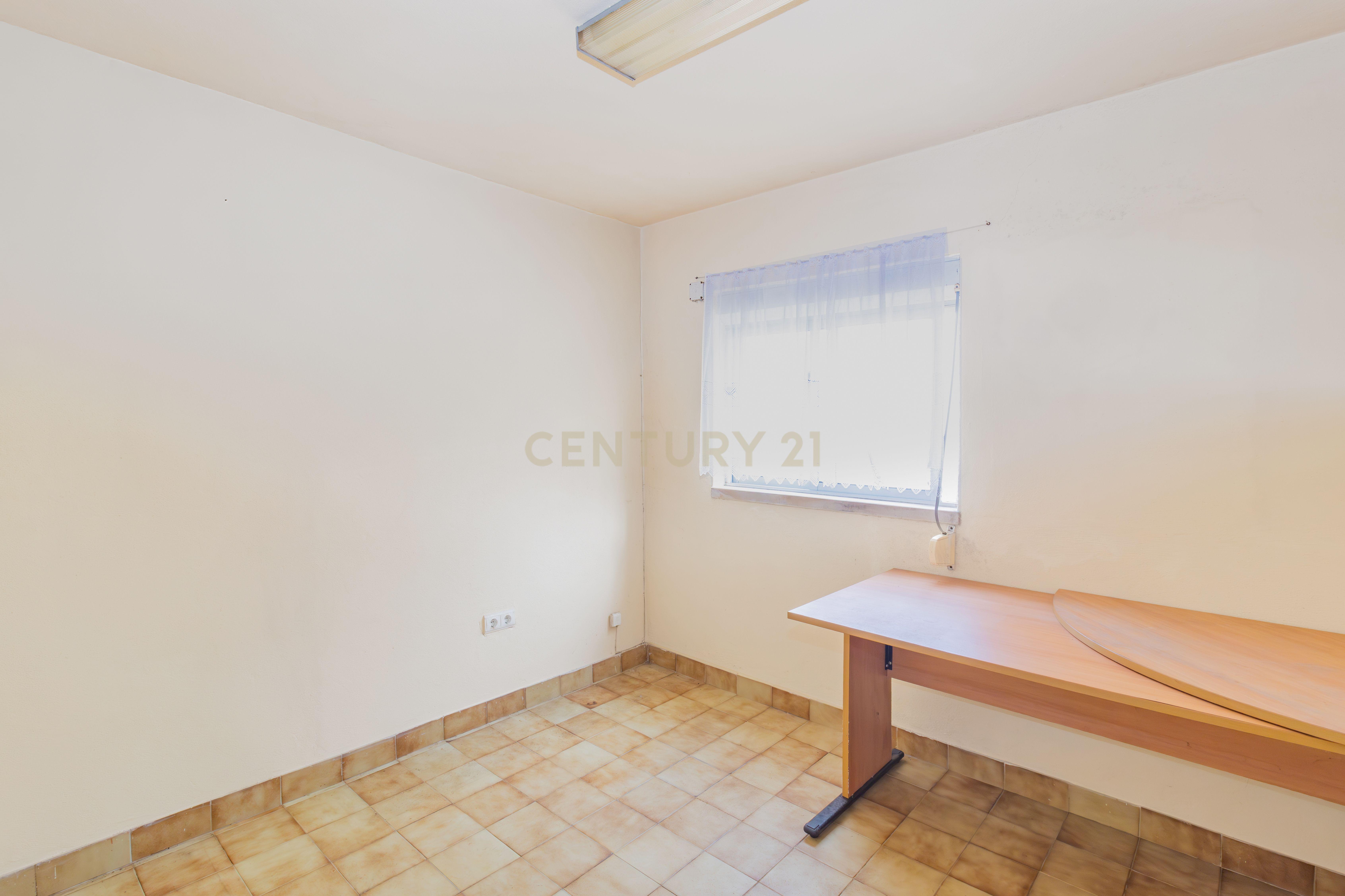 Moradia Isolada T3 em Arrimal, Porto de Mós – Com Terreno, Garagem e Anexos - Image 22