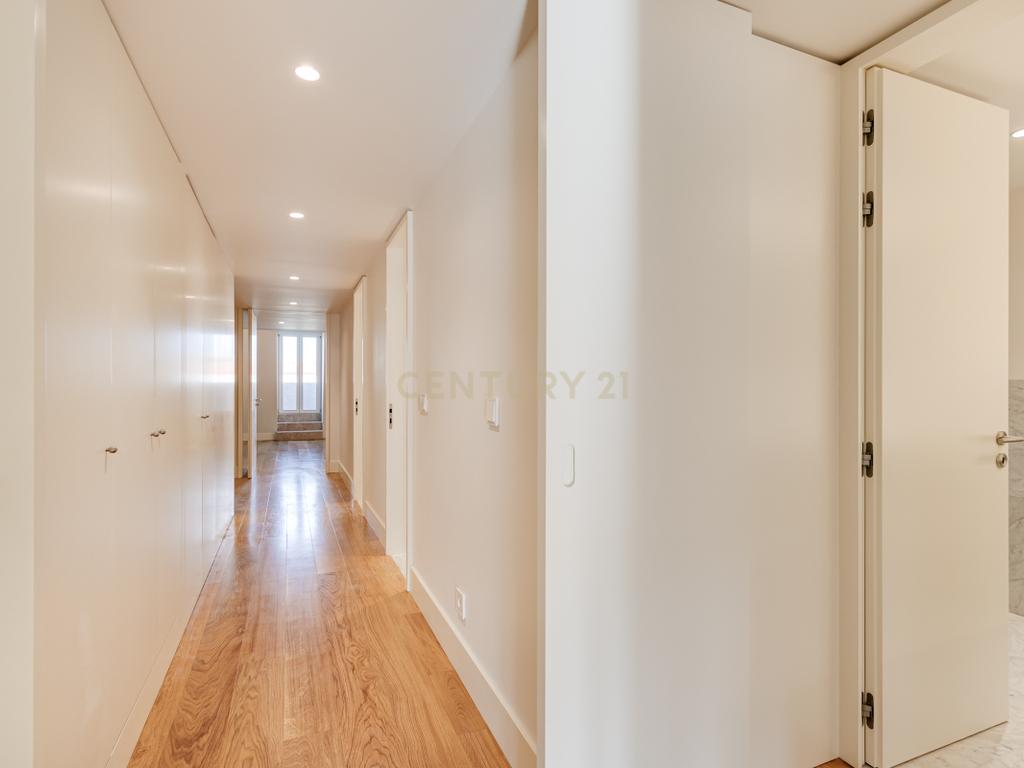 Apartamento T2+1 inserido no emblemático Edifício "Alegria 25". - Image 30