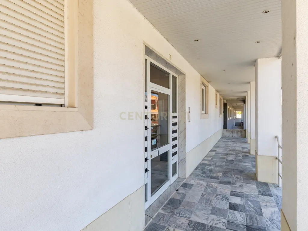 Apartamento T2 na Quinta da Carcereira - Sobreda - Image 17