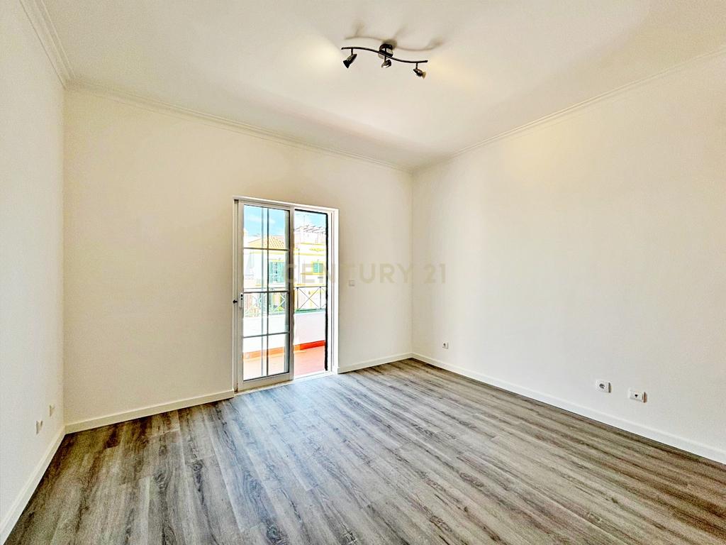 Moradia T2+1 em banda, situada na Urbanização do Mato Santo Espírito, em Tavira, totalmente remodelada e pronta a estrear. - Image 12
