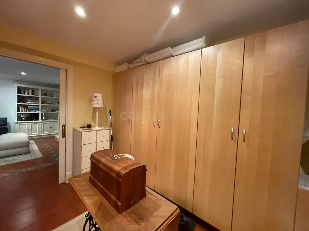 Luxuosa Moradia Renovada em Madrid com Vista para a Cidade - Image 50