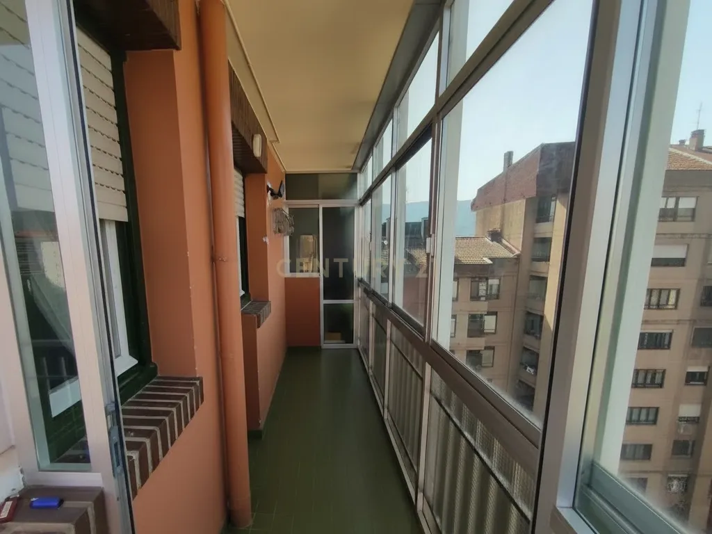 Apartamento espaçoso e luminoso de 3 quartos com varanda, arrumos e vista, no centro de Irun - Image 14