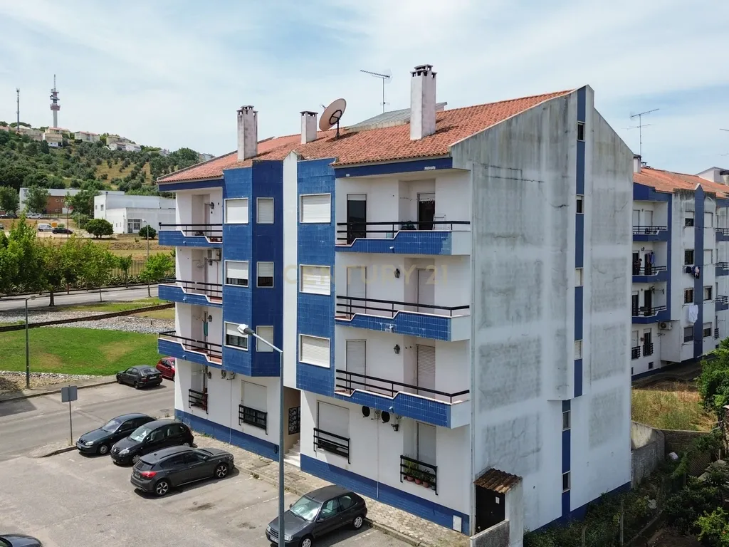 Apartamento T3 com garagem e arrecadação em Abrantes - Image 3