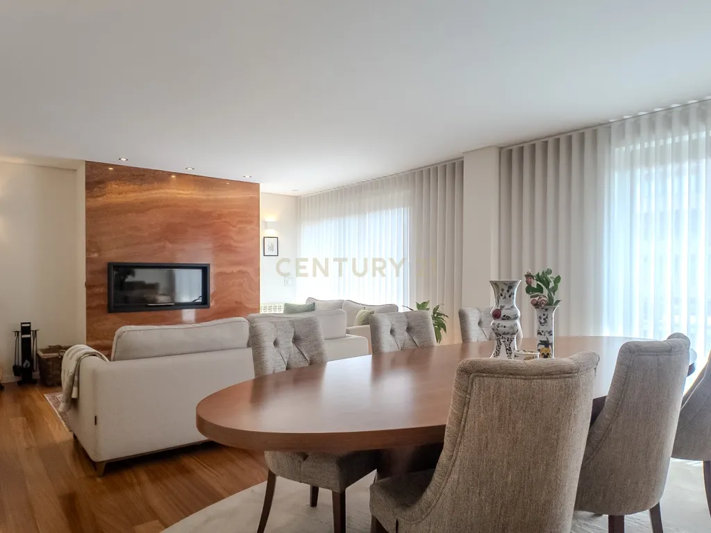 Apartamento T3 com Terraço, Varanda, Garagem | Último andar em Paranhos, Porto - Image 3