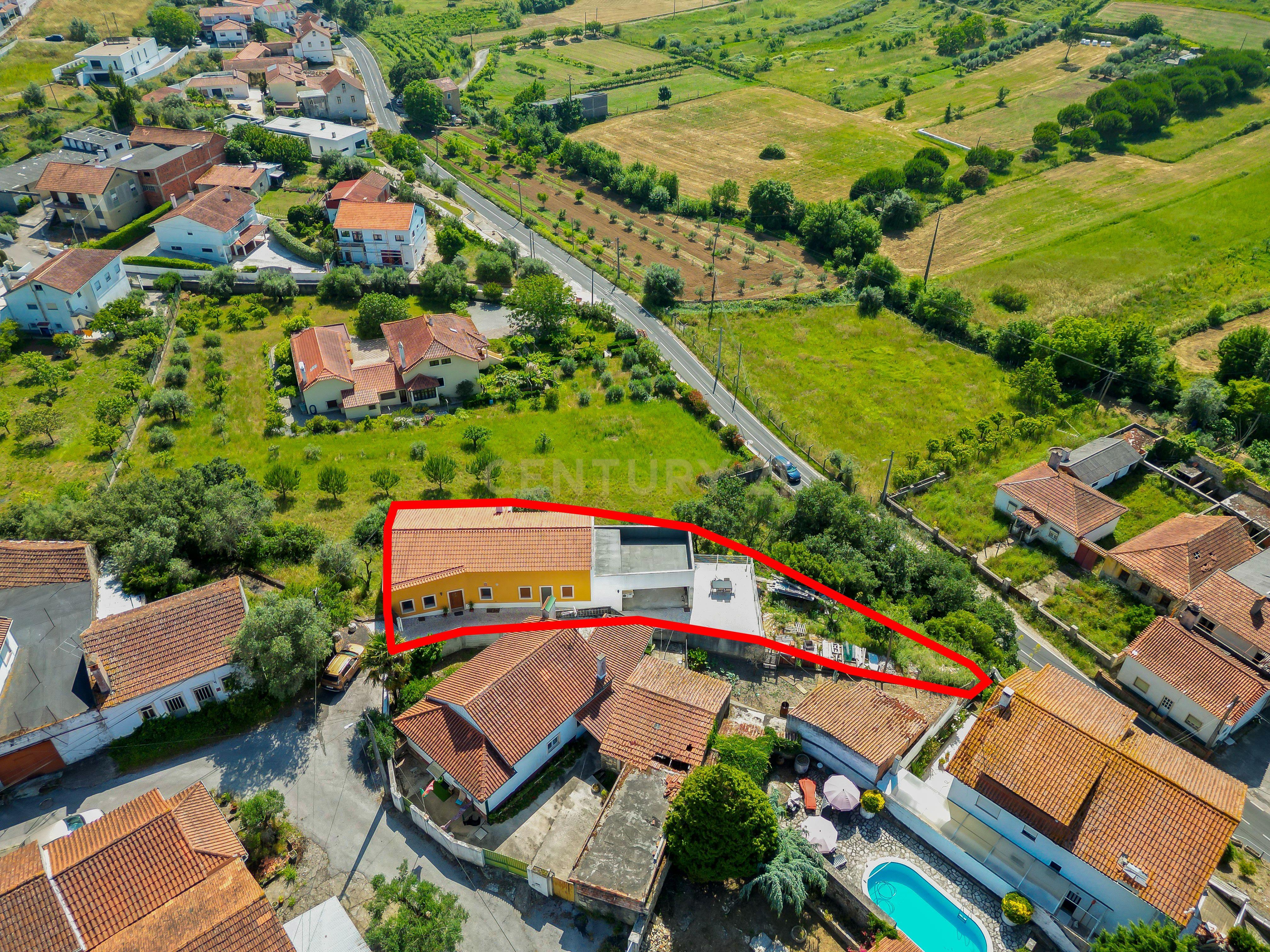 Moradia T2 Contemporânea com Vista Deslumbrante em Reixida, Cortes – Leiria, Portugal