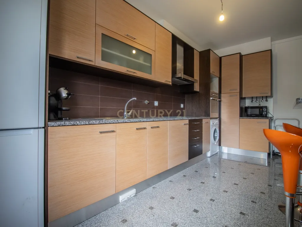 Apartamento T3 c/ 2 Varandas, Garagem Dupla e Terraço com Sala de Eventos - Image 23