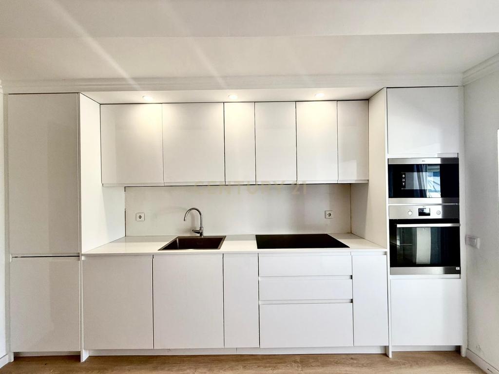 Apartamento totalmente remodelado na Vila de Oeiras - Image 1