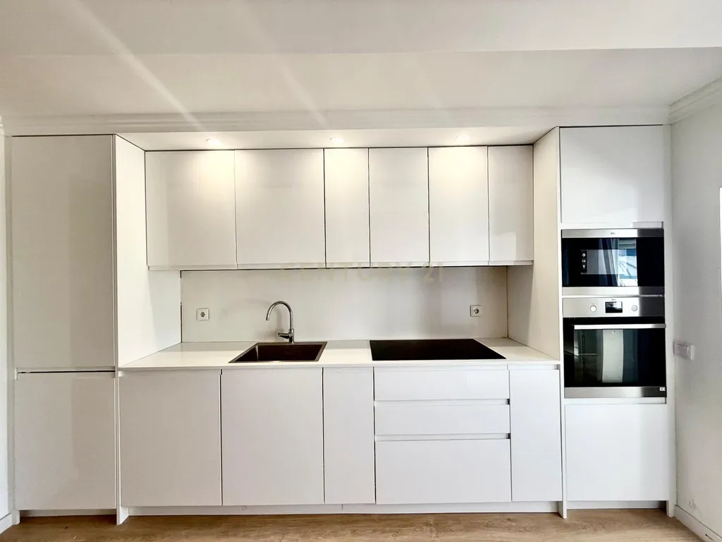 Apartamento totalmente remodelado na Vila de Oeiras - Image 1