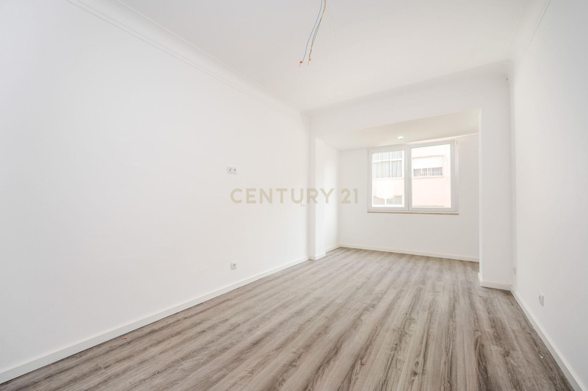 Fotografia 10 de Apartamento T4 Duplex em Queluz, perto do Palácio Nacional, totalmente remodelado e equipado (em fase de acabamento).