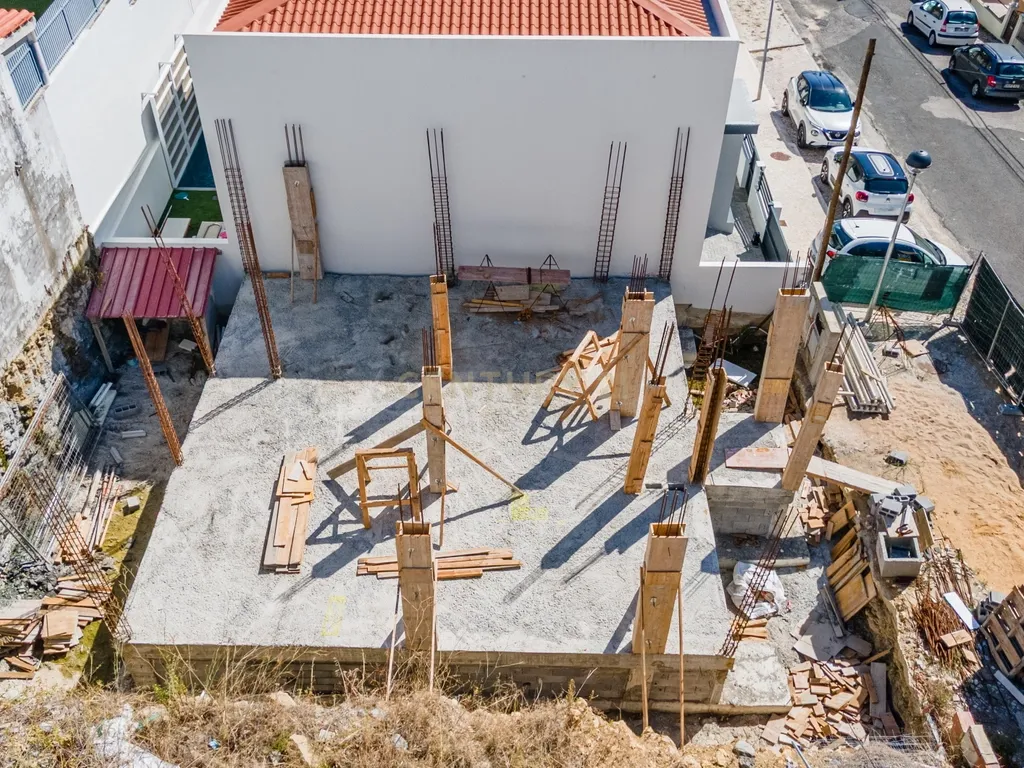 Moradia T3 em construção-Caneças/Odivelas. Vendida no estado em que se encontra. - Image 7