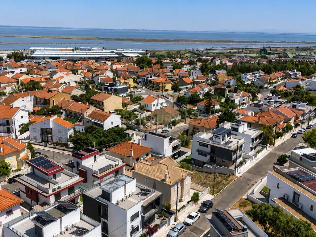 Moradia de Luxo T4 Bairro da Primavera - com Rooftop, Piscina Aquecida e Painéis Fotovoltaicos em Santa Iria da Azóia - Image 57