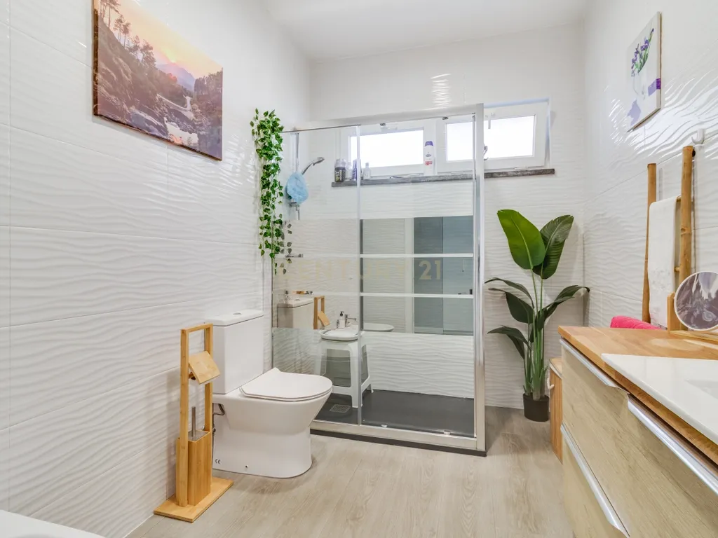 Moradia T3 Térrea Isolada com Zona Gourmet, Garagem e Carregamento Elétrico – Alcabideche - Image 10