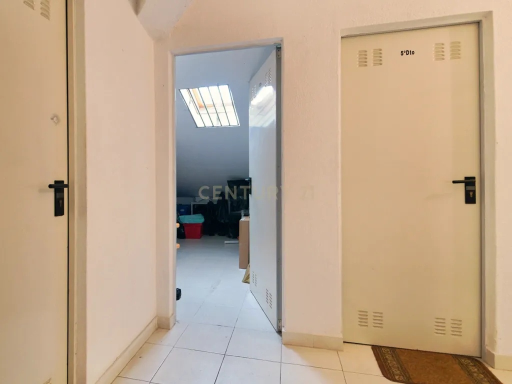 T3 espaçoso e luminoso no coração de Prior Velho - Image 19