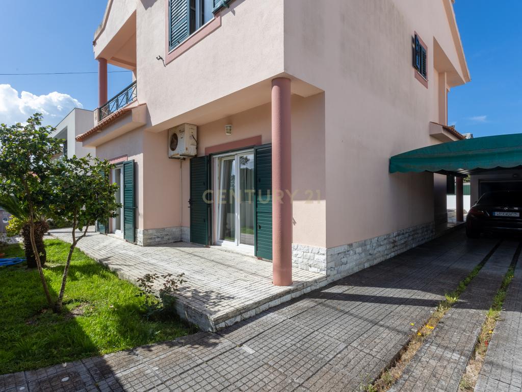 Moradia T5 com Piscina em Localização Central e Tranquila na Aroeira - Image 8