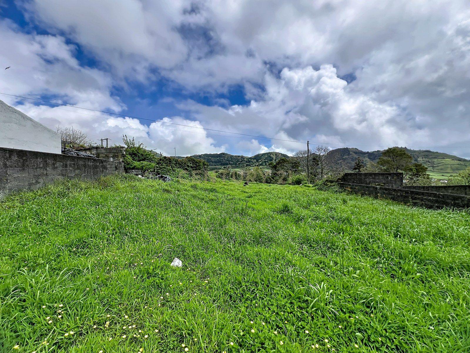 Fotografia 12 de Terreno para Construção com vista para a montanha, perto de comodidades.