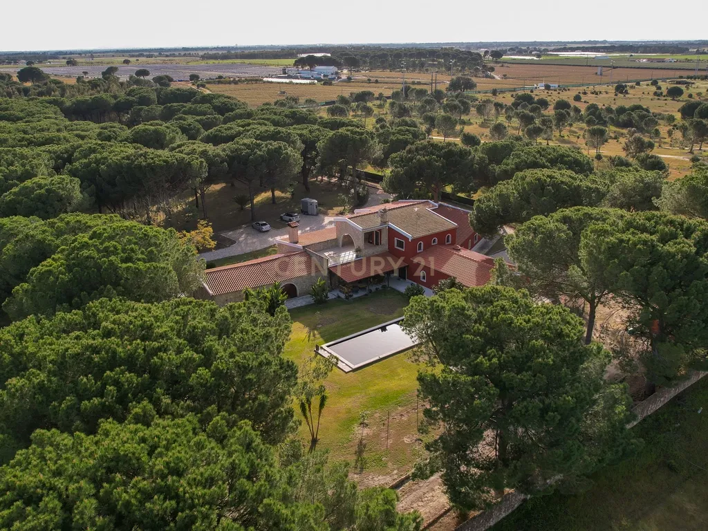 Fabulosa Quinta com lote de terreno de 22.381 m2, onde se encontra inserida uma moradia composta por dois pisos, com uma área bruta de 623 m2, uma área útil de 304 m2 e uma área bruta dependente de 319 m2, localizada em Santo Isidro de Pegões, na zona de Pegões, a pouca distância das belas praias de Setúbal. - Image 102