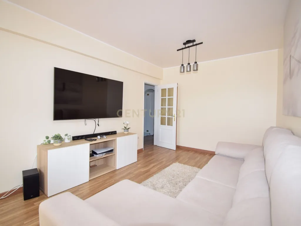 Apartamento T2 com Garagem, Arrecadação e Excelente Luminosidade – Arroja, Odivelas - Image 3