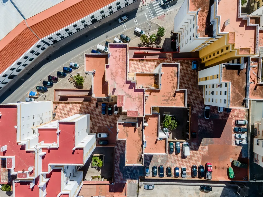 Apartamento T1 com Vista Rio Deslumbrante | AL | Terraço Comum | Estacionamento no Edifício | Como Novo - Image 24