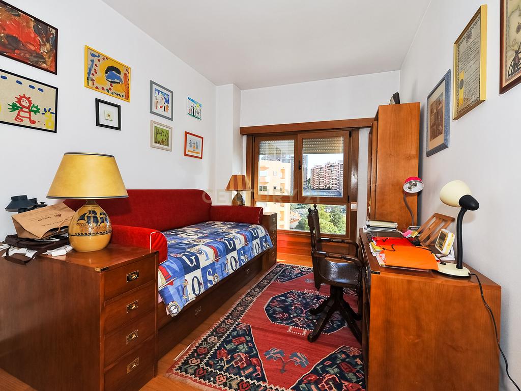 Espaçoso apartamento T4 em Condomínio Fechado, segurança 24h, na zona das Laranjeiras, na Calçada Palma de Baixo, perto das universidades - Image 24