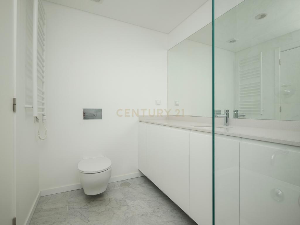 Arrenda-se apartamento T2 (111m2) na Estrela, Lisboa - Image 15