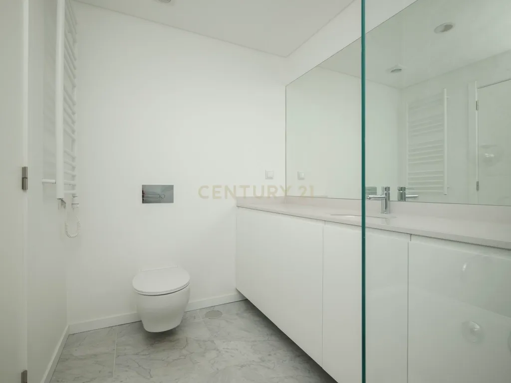 Arrenda-se apartamento T2 (111m2) na Estrela, Lisboa - Image 15